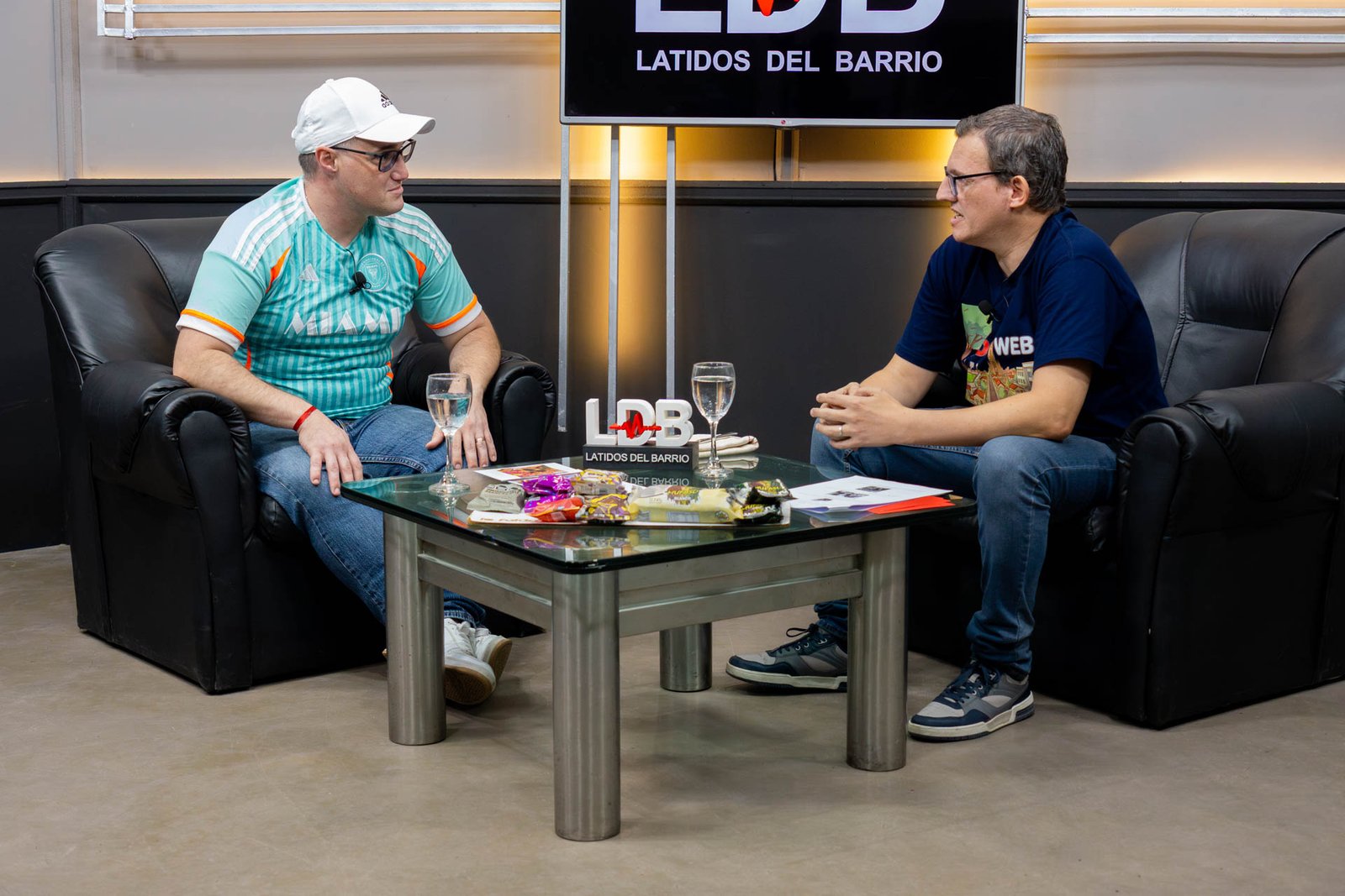 Rodrigo Rey junto a Juan Manuel Loggiaco en el estudio de Latidos del Barrio